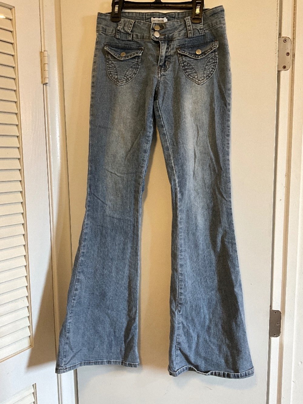 Low rise blue jeans with 2 button waist